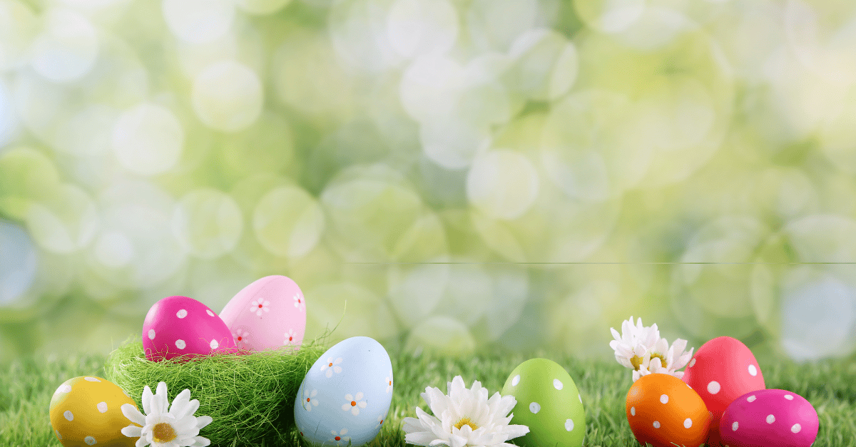 Påskeegg i flere farger i grønt gress